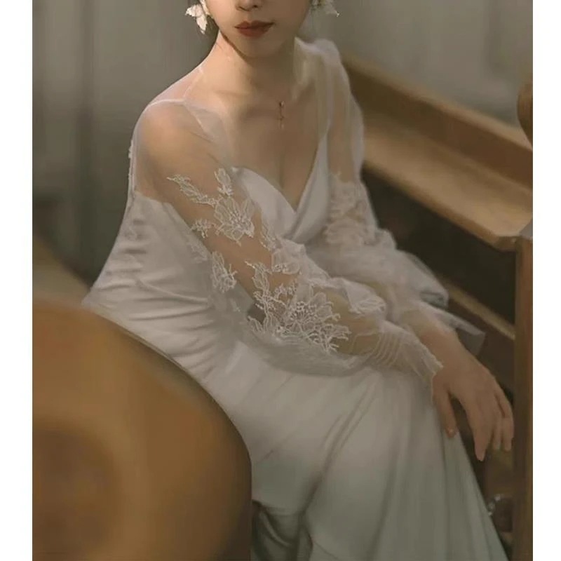 新型の韓国式森系の軽いウェディングドレスの白いシンプルな魚の尾は腰のセクシーな小さい尾のサテンのタキシードを収めます 新型の韓国式森系の軽いウェディングドレスの白いシンプルな魚の尾は腰のセクシーな小さい尾のサテンのタキシードを収めます