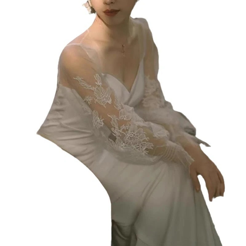 新型の韓国式森系の軽いウェディングドレスの白いシンプルな魚の尾は腰のセクシーな小さい尾のサテンのタキシードを収めます 新型の韓国式森系の軽いウェディングドレスの白いシンプルな魚の尾は腰のセクシーな小さい尾のサテンのタキシードを収めます