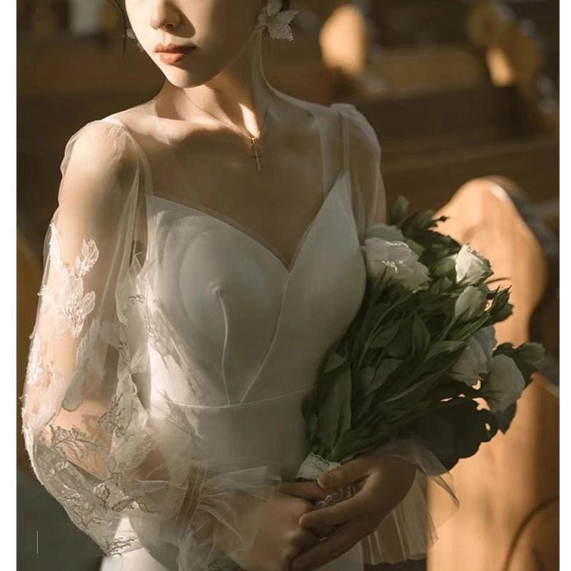 新型の韓国式森系の軽いウェディングドレスの白いシンプルな魚の尾は腰のセクシーな小さい尾のサテンのタキシードを収めます 新型の韓国式森系の軽いウェディングドレスの白いシンプルな魚の尾は腰のセクシーな小さい尾のサテンのタキシードを収めます