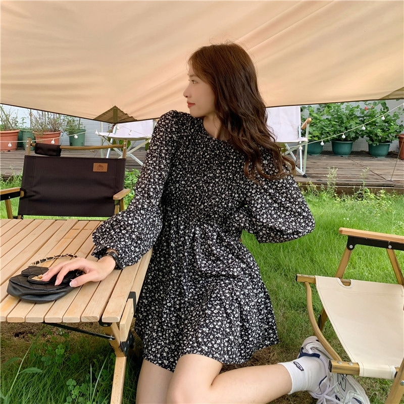 ワンピース ショート ショート丈 袖あり 長袖 ラウンドネック Aライン ハイウエスト レトロ 大人女子 こなれ感 柄 花柄 秋 個性的 ブラック ベージュ エレガント ガーリー フェミニン