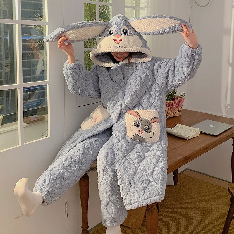 新しいサンゴのベルベットの寝衣の女性は秋冬に綿の冬のバスローブのパジャマの醜い魚の家の服を厚くした