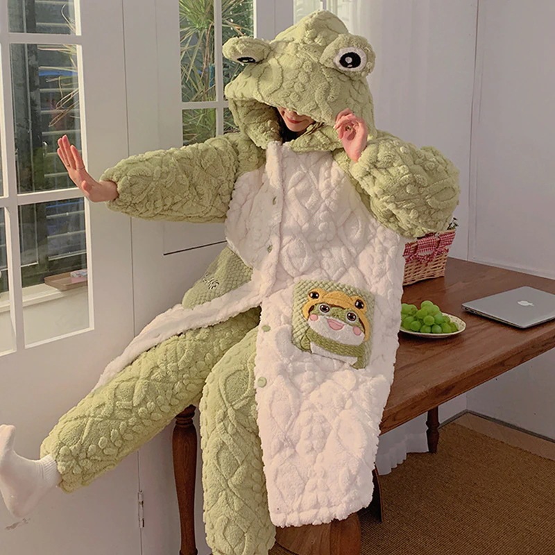 新しいサンゴのベルベットの寝衣の女性は秋冬に綿の冬のバスローブのパジャマの醜い魚の家の服を厚くした