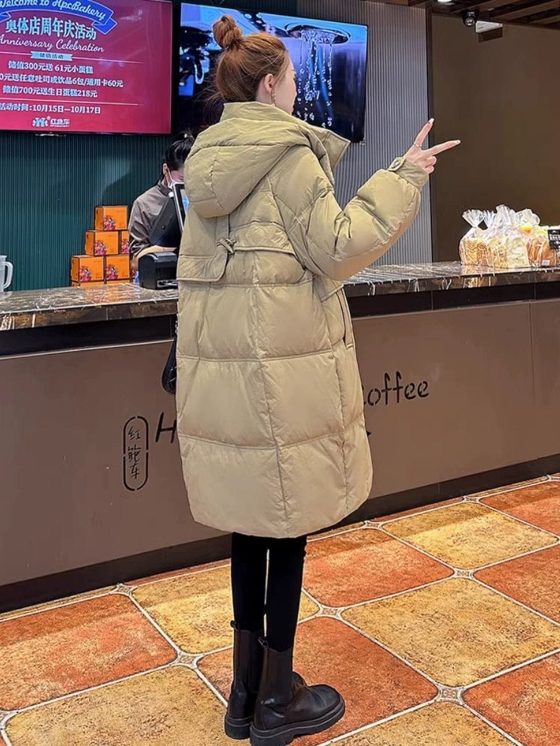 反季2024新型ダウンジャケット女韓版ゆるい小衆牛角ボタンの中には膝を越えて帽子を厚くしたコートがある