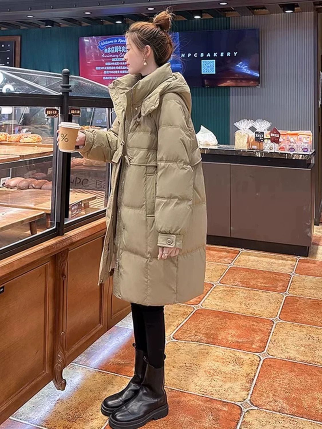 反季2024新型ダウンジャケット女韓版ゆるい小衆牛角ボタンの中には膝を越えて帽子を厚くしたコートがある