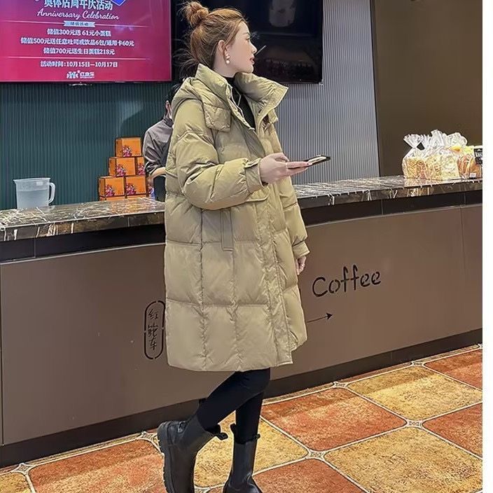 反季2024新型ダウンジャケット女韓版ゆるい小衆牛角ボタンの中には膝を越えて帽子を厚くしたコートがある