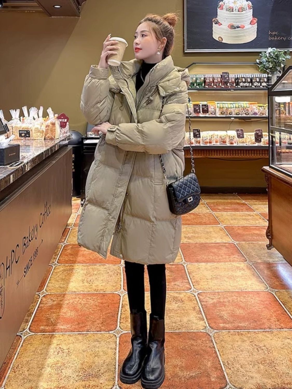 反季2024新型ダウンジャケット女韓版ゆるい小衆牛角ボタンの中には膝を越えて帽子を厚くしたコートがある