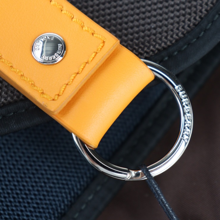 新古未使用展示品 BURBERRY バーバリー ボディバッグ 8017099 ML LEO NB0 110985 A1201 レオ ナイロン ブラウン シルバー金具 ショルダー【本物保証】 新古未使用展示品 BURBERRY バーバリー ボディバッグ 8017099 ML LEO NB0 110985 A1201 レオ ナイロン ブラウン シルバー金具 ショルダー【本物保証】