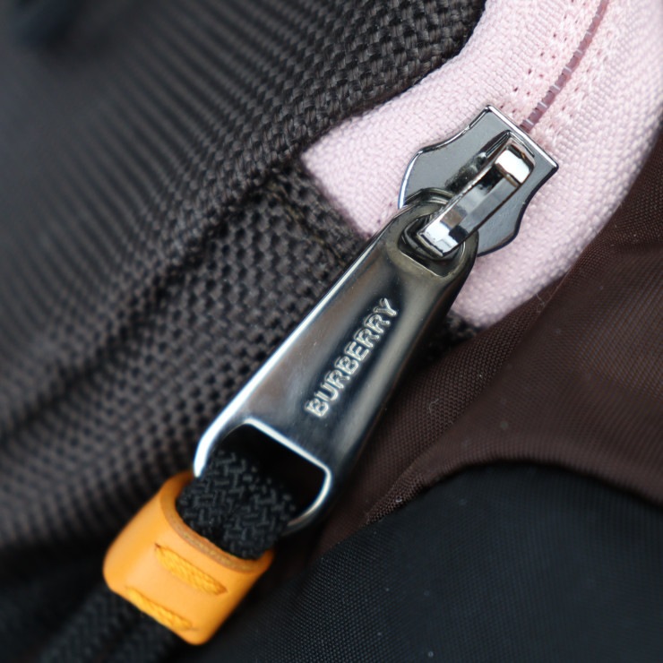 新古未使用展示品 BURBERRY バーバリー ボディバッグ 8017099 ML LEO NB0 110985 A1201 レオ ナイロン ブラウン シルバー金具 ショルダー【本物保証】 新古未使用展示品 BURBERRY バーバリー ボディバッグ 8017099 ML LEO NB0 110985 A1201 レオ ナイロン ブラウン シルバー金具 ショルダー【本物保証】