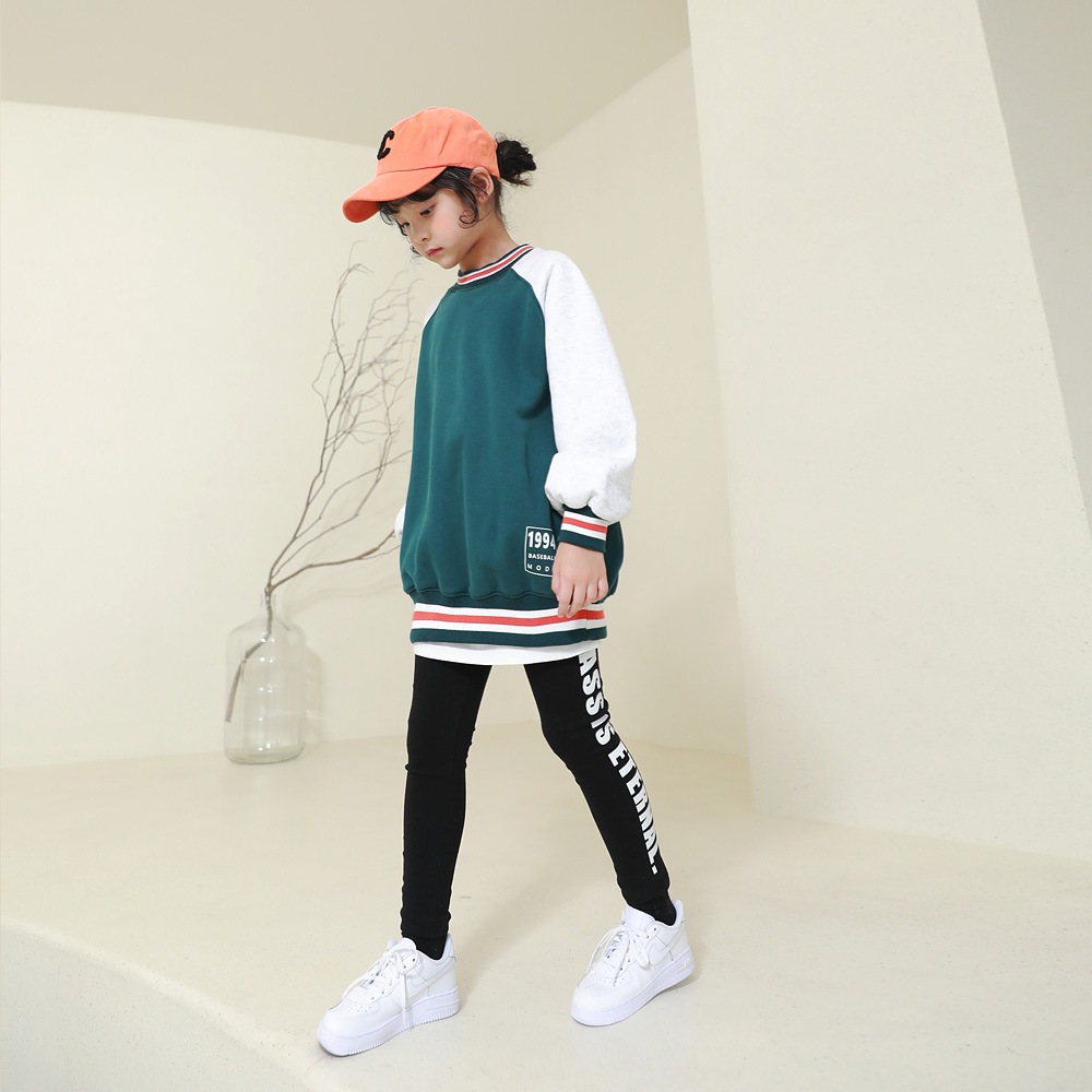 リブ配色ディテールとプリンティングで楽に着用しやすいTシャツ