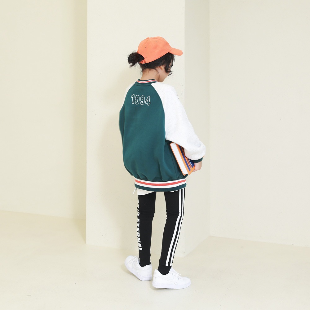 リブ配色ディテールとプリンティングで楽に着用しやすいTシャツ