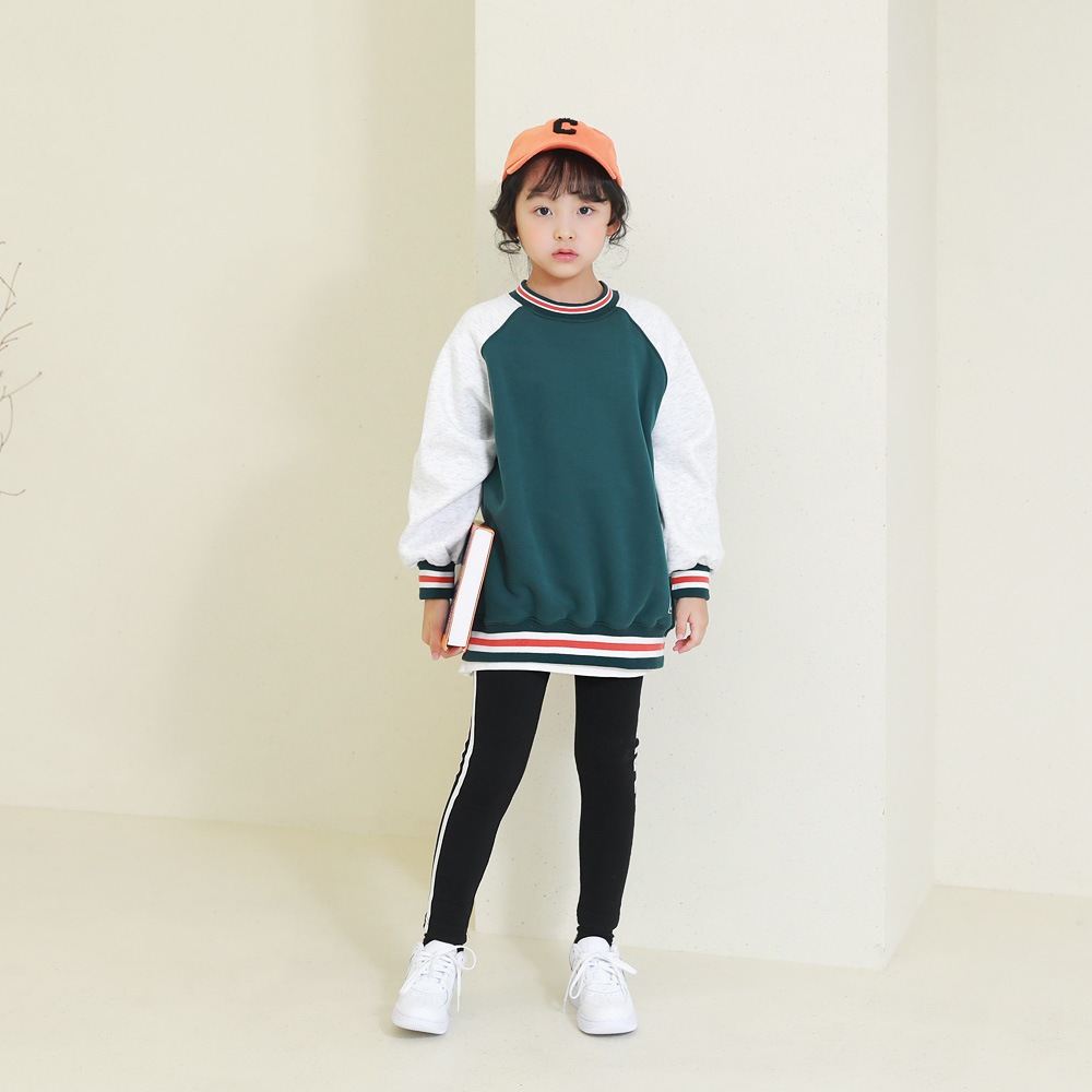 リブ配色ディテールとプリンティングで楽に着用しやすいTシャツ