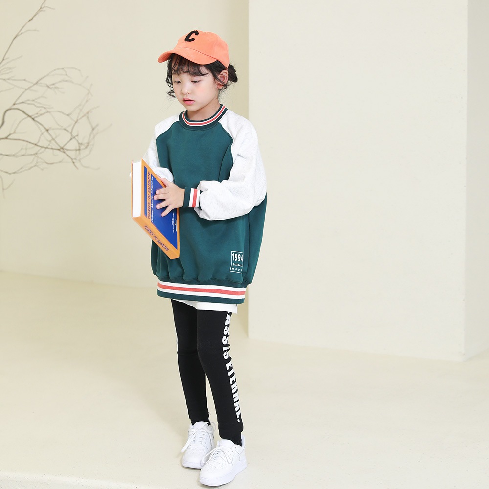 リブ配色ディテールとプリンティングで楽に着用しやすいTシャツ