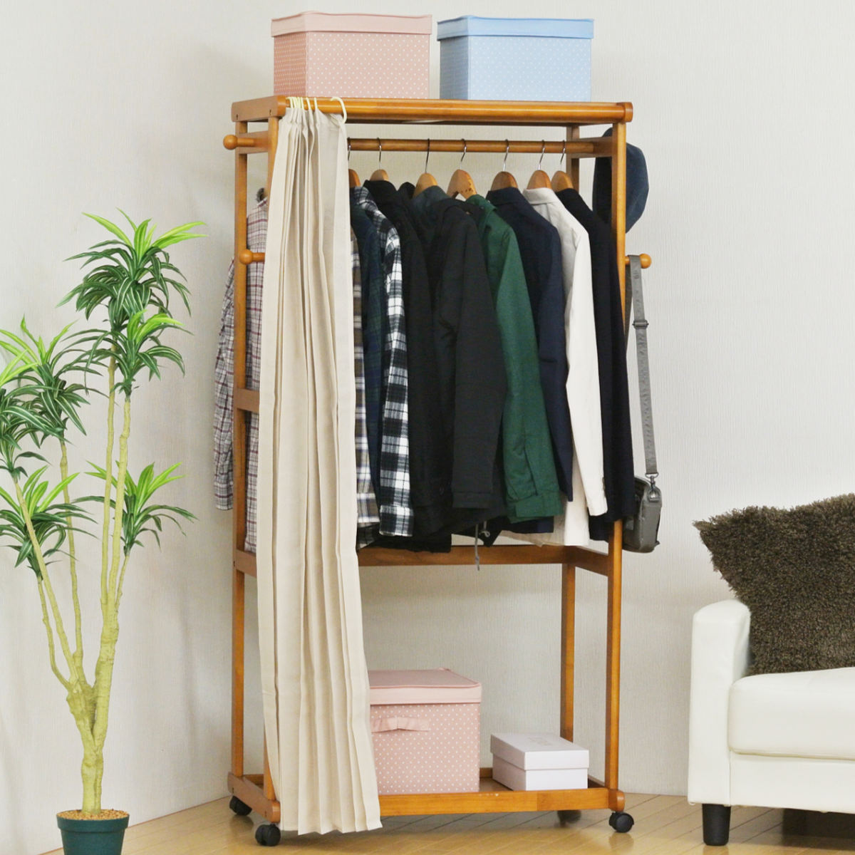 ハンガーラック カーテン付 幅92cm キャスター付 木製 ハンガー ラック 収納 家具 棚 天然木 コート掛け 目隠し 衣類 ポールハンガー 洋服収納 コートハンガー フック付 棚付 ハンガーラック カーテン付 幅92cm キャスター付 木製 ハンガー ラック 収納 家具 棚 天然木 コート掛け 目隠し 衣類 ポールハンガー 洋服収納 コートハンガー フック付 棚付