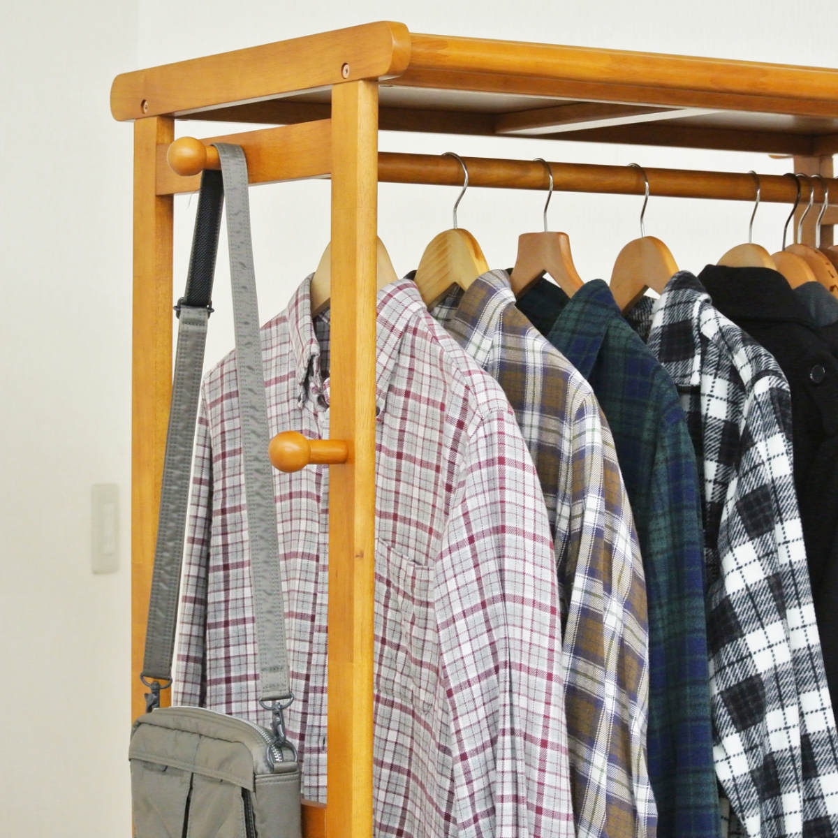 ハンガーラック カーテン付 幅92cm キャスター付 木製 ハンガー ラック 収納 家具 棚 天然木 コート掛け 目隠し 衣類 ポールハンガー 洋服収納 コートハンガー フック付 棚付 ハンガーラック カーテン付 幅92cm キャスター付 木製 ハンガー ラック 収納 家具 棚 天然木 コート掛け 目隠し 衣類 ポールハンガー 洋服収納 コートハンガー フック付 棚付