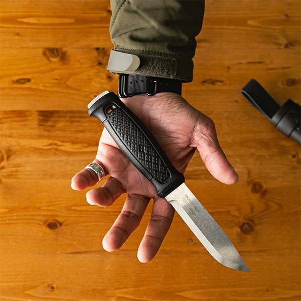 キャンプナイフ アウトドアナイフ ガーバーグ サバイバルキット付き 13914 ブラック Garberg w/SK Black フルタング