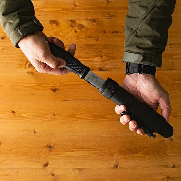 キャンプナイフ アウトドアナイフ ガーバーグ サバイバルキット付き 13914 ブラック Garberg w/SK Black フルタング