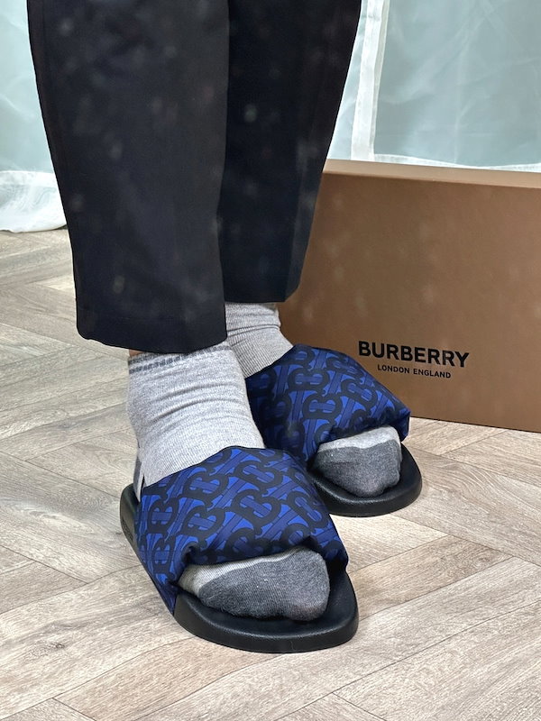 Qoo10] Burberry モノグラムサンダル スリッポン ロイヤル