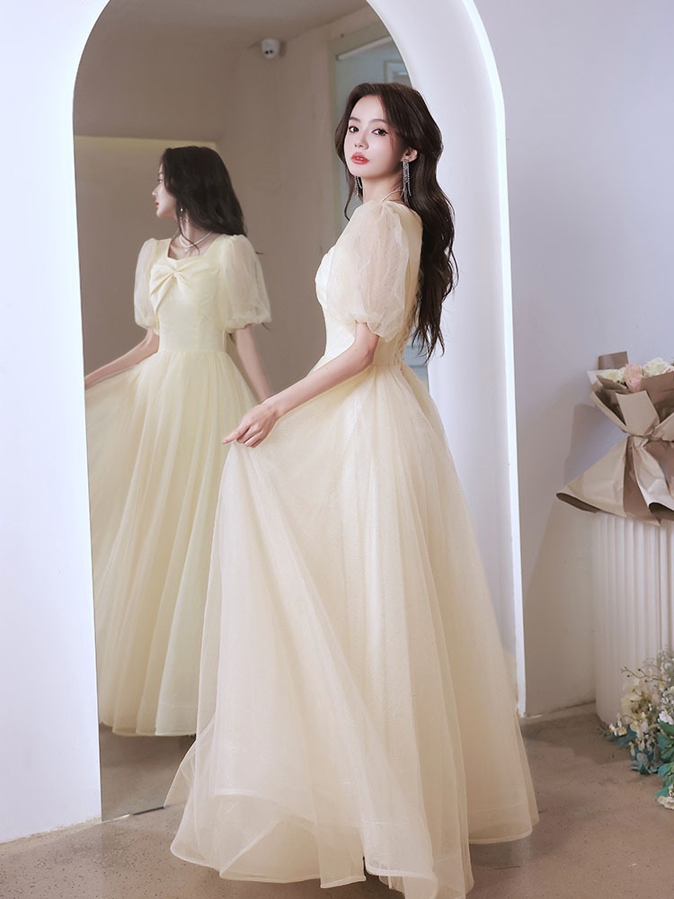 シャンパン色の花嫁服仙気質が痩せて肉を隠す姉妹団のドレススカート宴会高級感がある2024春