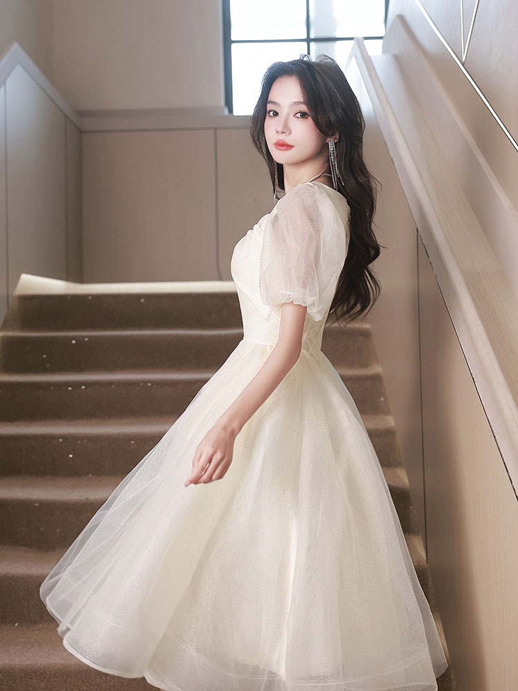 シャンパン色の花嫁服仙気質が痩せて肉を隠す姉妹団のドレススカート宴会高級感がある2024春