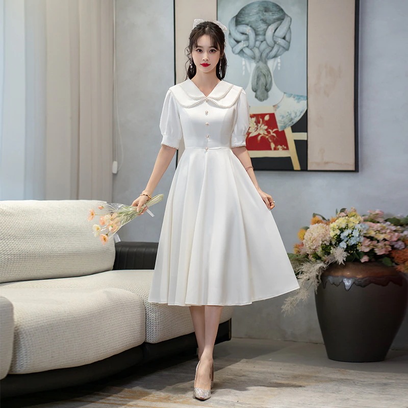 白い小さなドレスは2025年の女性のための宴会ドレスで通常着用できます 白い小さなドレスは2025年の女性のための宴会ドレスで通常着用できます