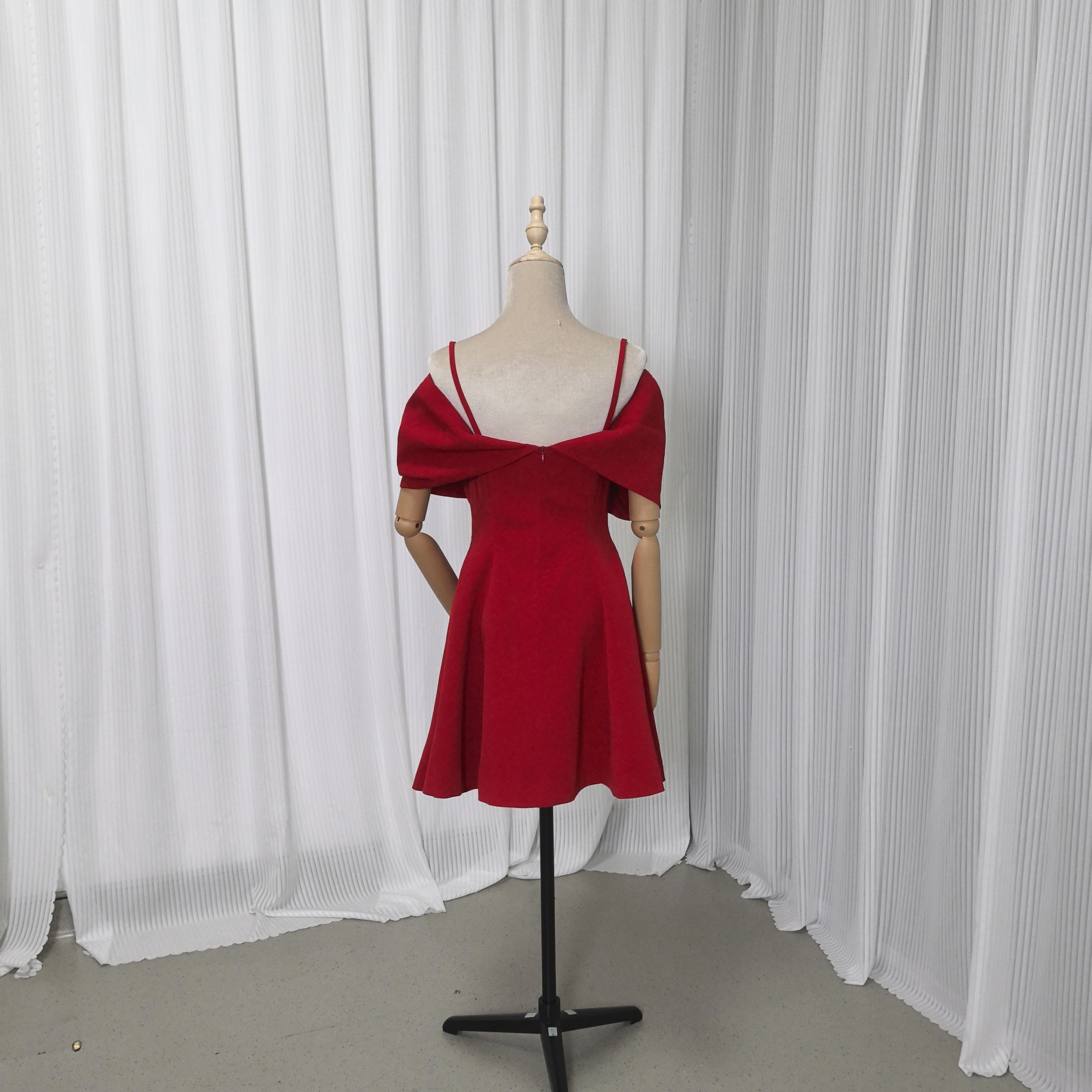 赤いミニドレス ジッパー付き 赤いミニドレス ジッパー付き XSサイズあり【Glossy/グロッシー