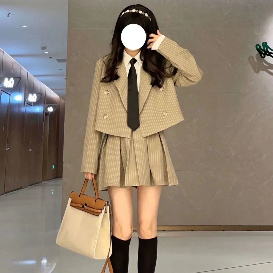 秋のスーツ女子学生韓版ゆったりした日系の短いスーツのコート+シャツ+半身のスカートの3つのセット 秋のスーツ女子学生韓版ゆったりした日系の短いスーツのコート+シャツ+半身のスカートの3つのセット