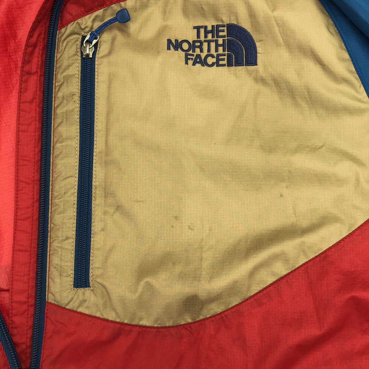 ロゴ刺繍 マウンテンパーカー M ネイビー×レッド アウトドア NP21229 メンズ 古着 ロゴ刺繍 マウンテンパーカー M ネイビー×レッド アウトドア NP21229 メンズ 古着