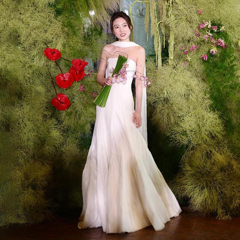 シンプルなフランスの軽いウェディングドレスは高級感のある白い森系の婚約ドレスのスカートの小さな花嫁がお客さんを迎えに出かけます シンプルなフランスの軽いウェディングドレスは高級感のある白い森系の婚約ドレスのスカートの小さな花嫁がお客さんを迎えに出かけます