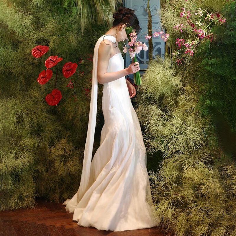 シンプルなフランスの軽いウェディングドレスは高級感のある白い森系の婚約ドレスのスカートの小さな花嫁がお客さんを迎えに出かけます シンプルなフランスの軽いウェディングドレスは高級感のある白い森系の婚約ドレスのスカートの小さな花嫁がお客さんを迎えに出かけます