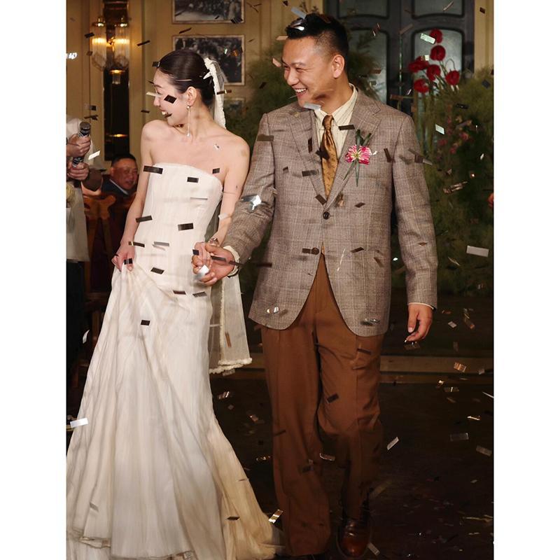 シンプルなフランスの軽いウェディングドレスは高級感のある白い森系の婚約ドレスのスカートの小さな花嫁がお客さんを迎えに出かけます シンプルなフランスの軽いウェディングドレスは高級感のある白い森系の婚約ドレスのスカートの小さな花嫁がお客さんを迎えに出かけます