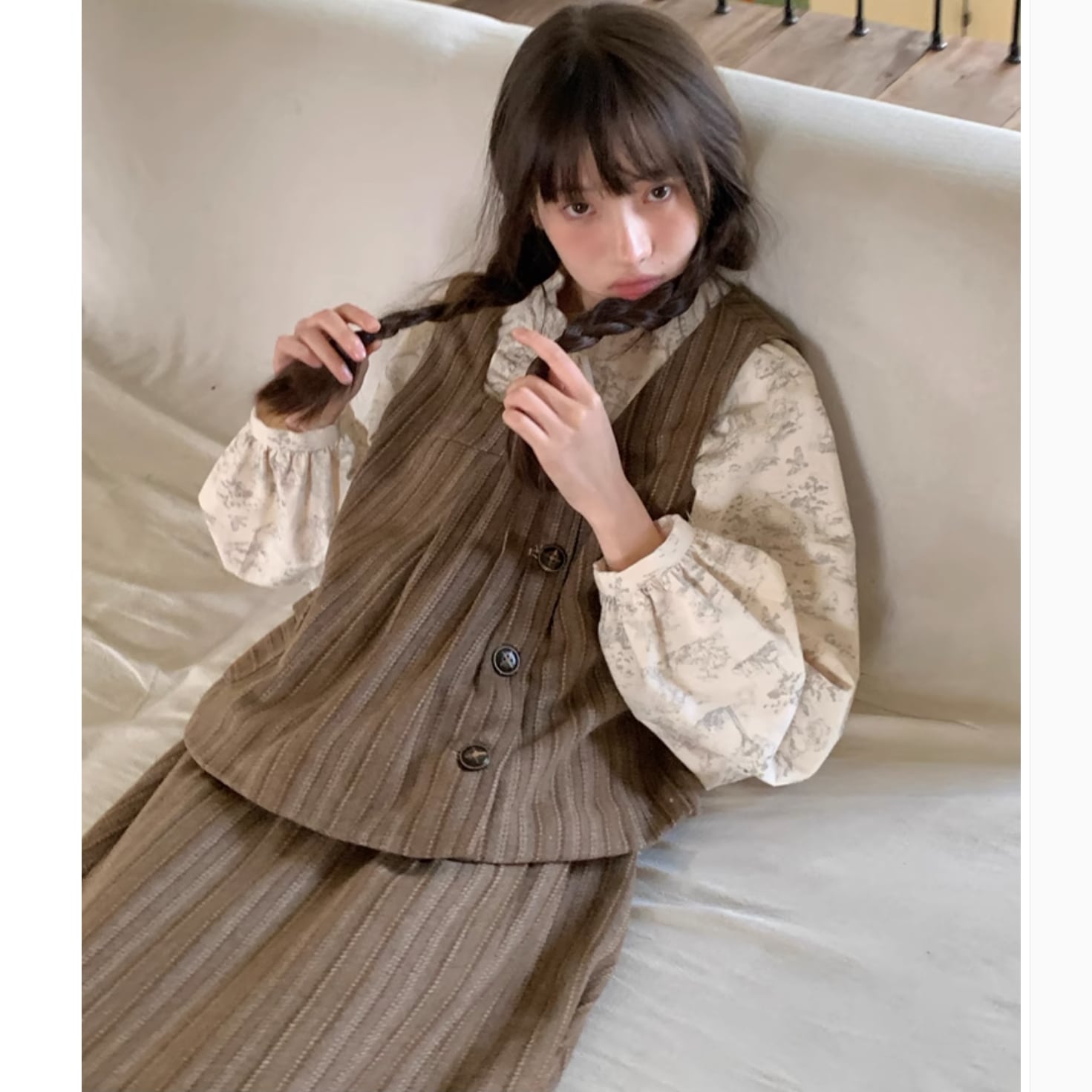 2023秋の新作カレー色ストライプ重ね着ベストハイウエストハーフスカート+甘レトロシャツ 2023秋の新作カレー色ストライプ重ね着ベストハイウエストハーフスカート+甘レトロシャツ