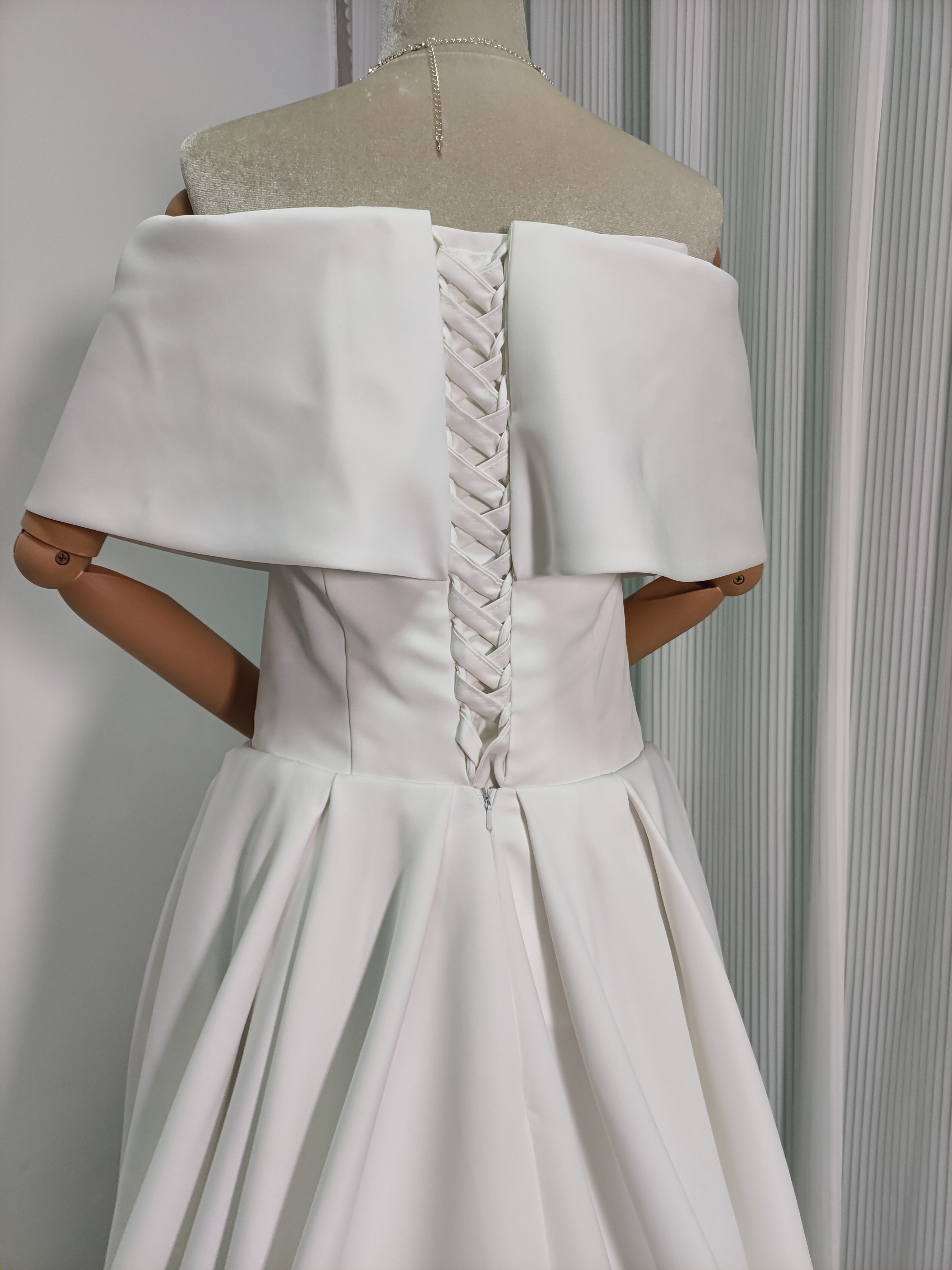 エレガント ウェディングドレス オフショルダー Aライン 編み上げ 快適な生地 二次会 演奏会 エレガント ウェディングドレス オフショルダー Aライン 編み上げ 快適な生地 二次会 演奏会