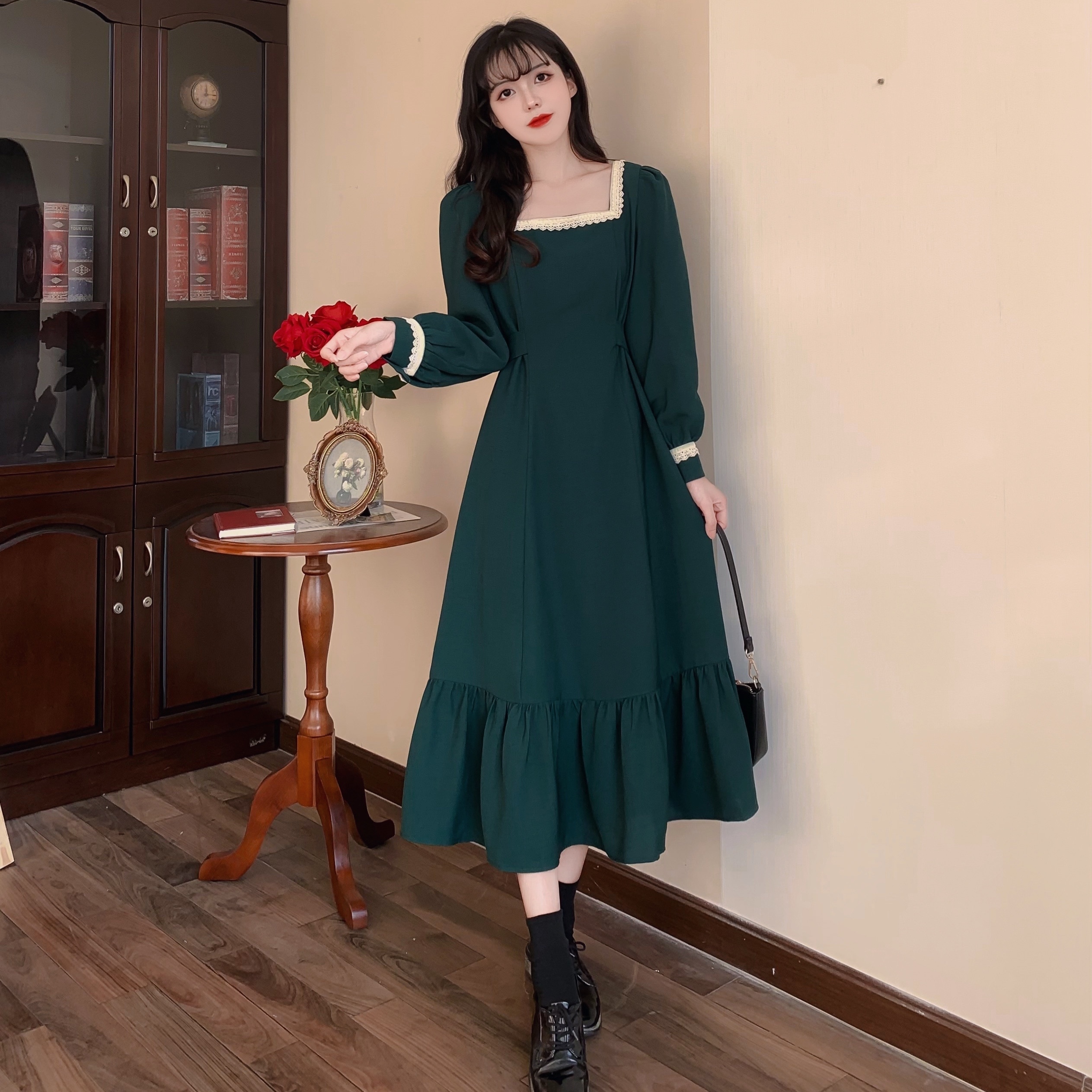 配色レーストリミング 胸元開き デコルテ見せ 裾ギャザー切替え ワンピース 膝下 ミモレ丈