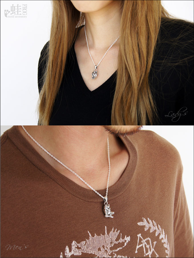 メール便なら送料無料！ pe1848 カエル ネックレス シルバー 何か用かい片膝たてたカエルペンダ