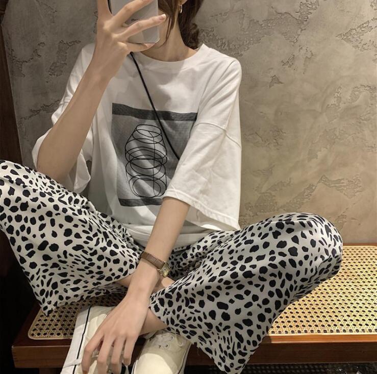 涼しく楽ちんセットアップ2点セットのゆったりとしたプリントの半袖Tシャツの女性ヒョウ柄のファッショ
