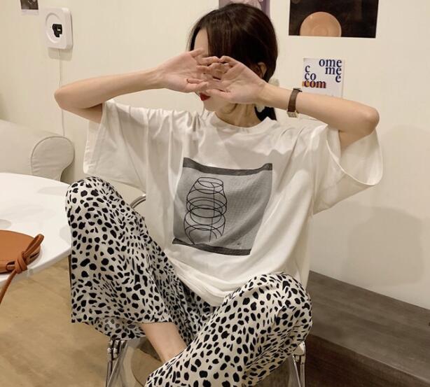 涼しく楽ちんセットアップ2点セットのゆったりとしたプリントの半袖Tシャツの女性ヒョウ柄のファッショ