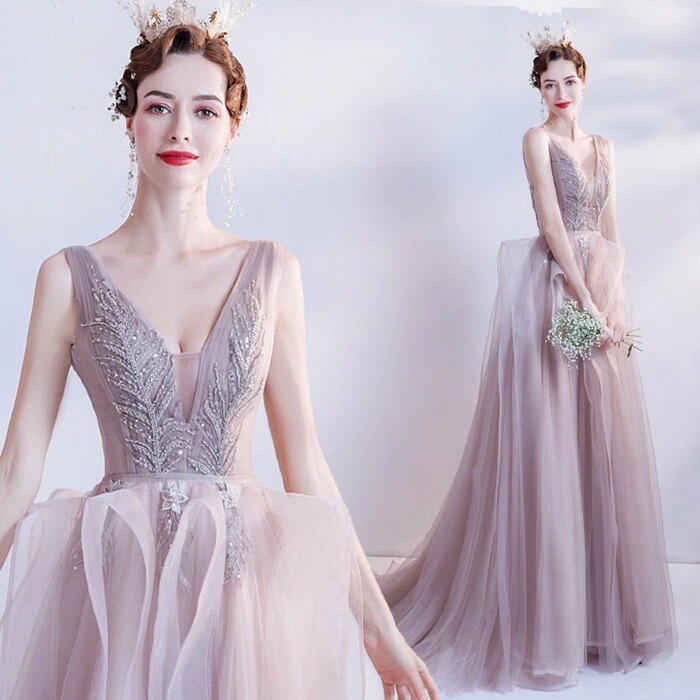 カラードレス ウェディングドレス ピンク着後ﾚﾋﾞｭｰ特典すっきりしたVネックにボタニカル刺繍とふんわりシルエットが可愛いチュール Aライン ロングトレーンドレス ヌーディーカラー ワンピース ボリュ