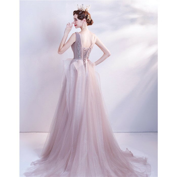 カラードレス ウェディングドレス ピンク着後ﾚﾋﾞｭｰ特典すっきりしたVネックにボタニカル刺繍とふんわりシルエットが可愛いチュール Aライン ロングトレーンドレス ヌーディーカラー ワンピース ボリュ