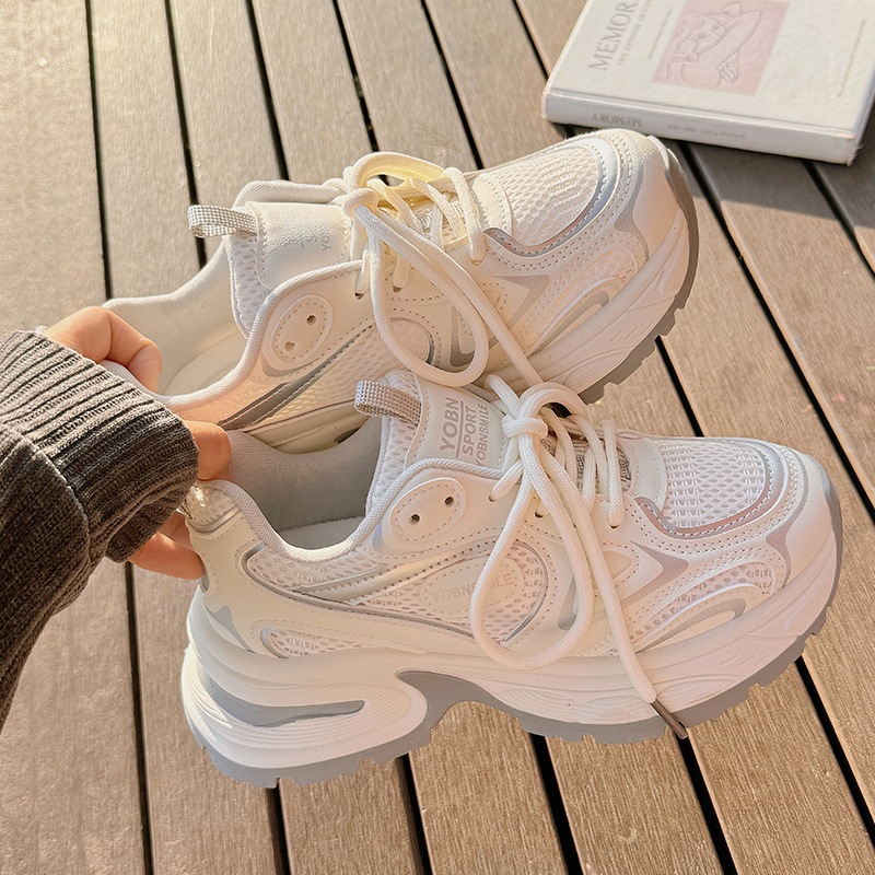 女性用ダッドシューズ 2025年春夏新作 厚底ホワイトシューズ 通気性メッシュシューズ スカート付き スポーツシューズ トレンド