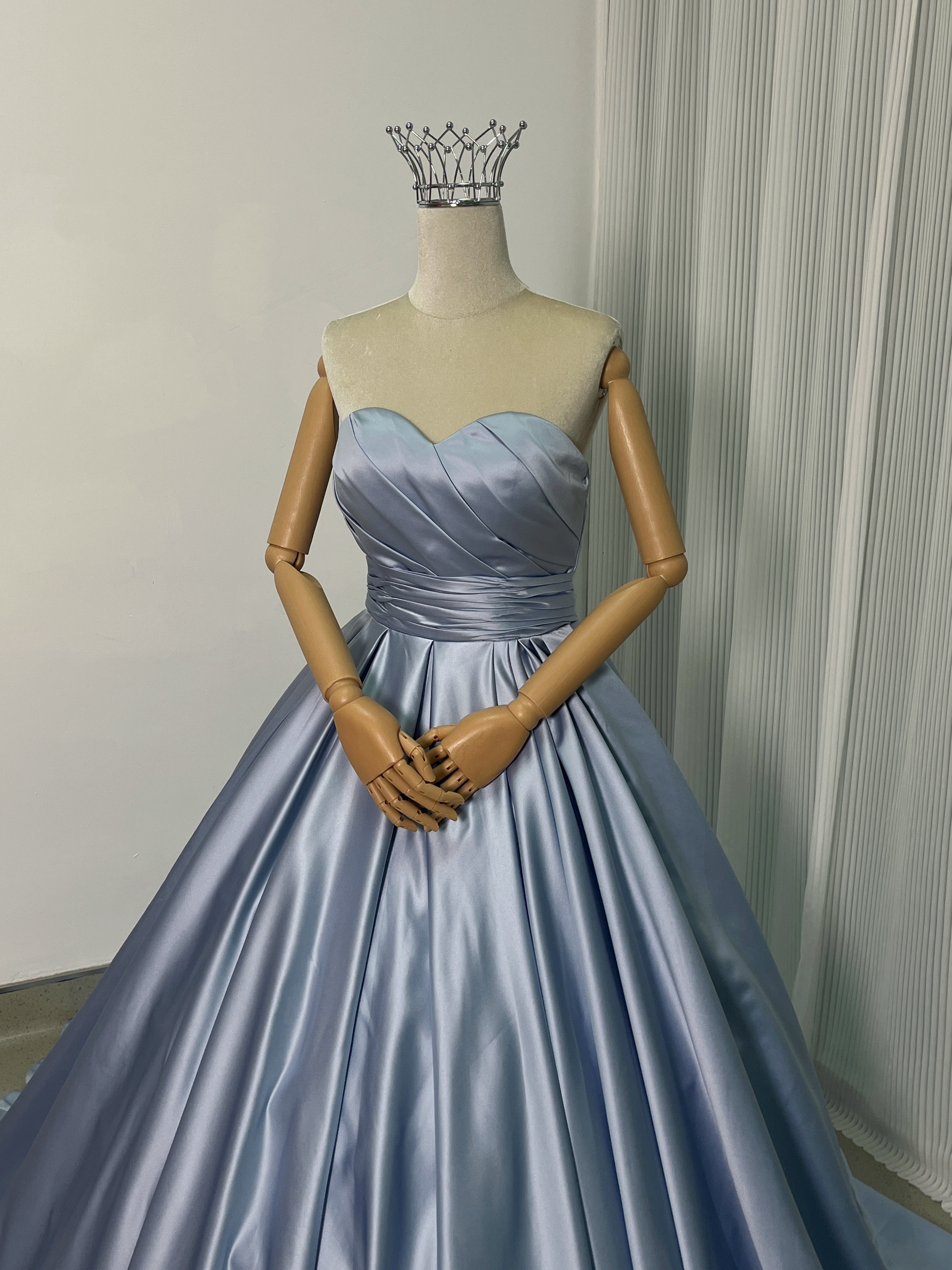 爽やかで優しいブルー カラードレス ベアトップ パフスリーブ Aライン バックリボン 光沢サテン 編み上げ 二次会 爽やかで優しいブルー カラードレス ベアトップ パフスリーブ Aライン バックリボン 光沢サテン 編み上げ 二次会