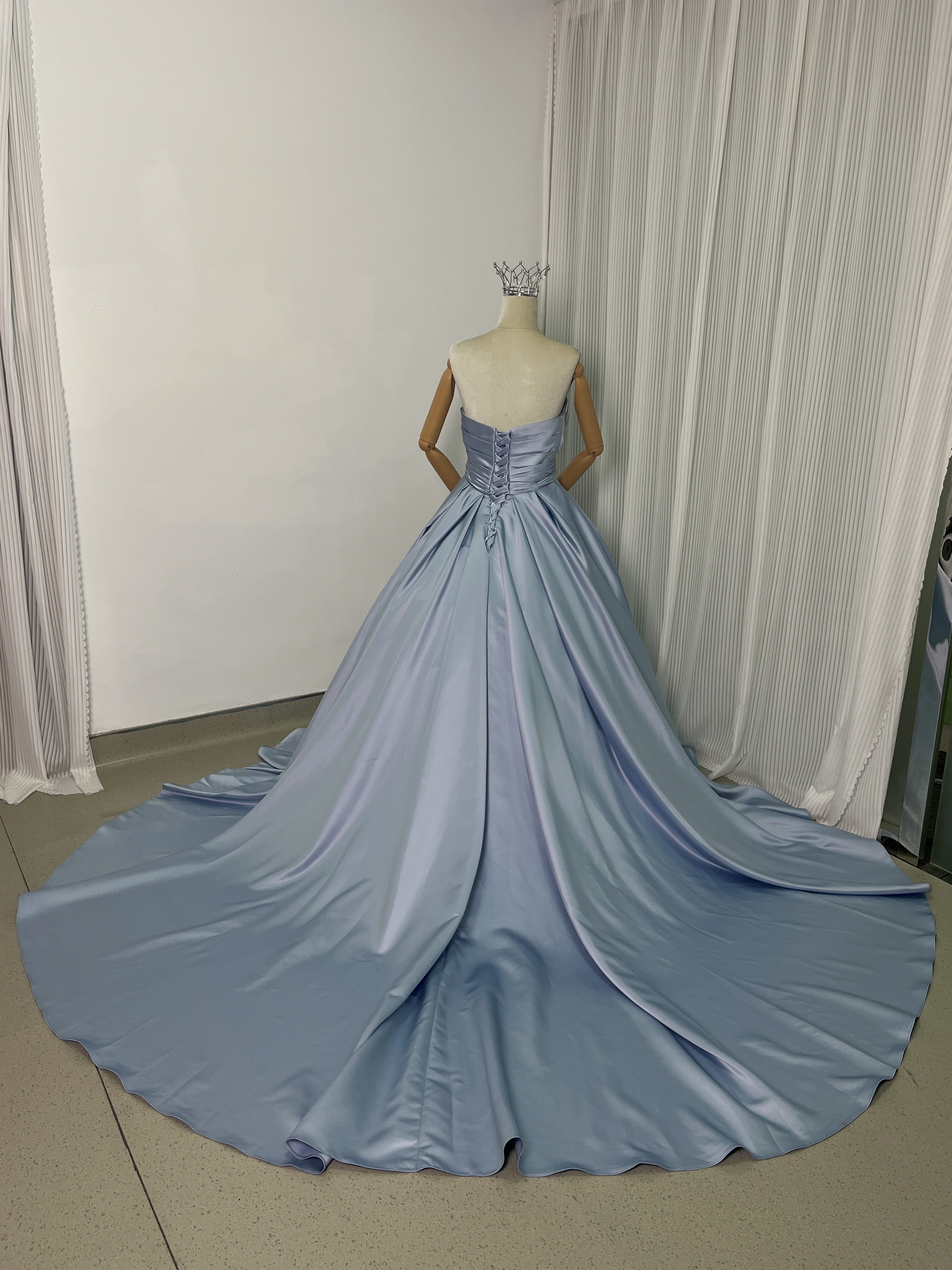 爽やかで優しいブルー カラードレス ベアトップ パフスリーブ Aライン バックリボン 光沢サテン 編み上げ 二次会 爽やかで優しいブルー カラードレス ベアトップ パフスリーブ Aライン バックリボン 光沢サテン 編み上げ 二次会