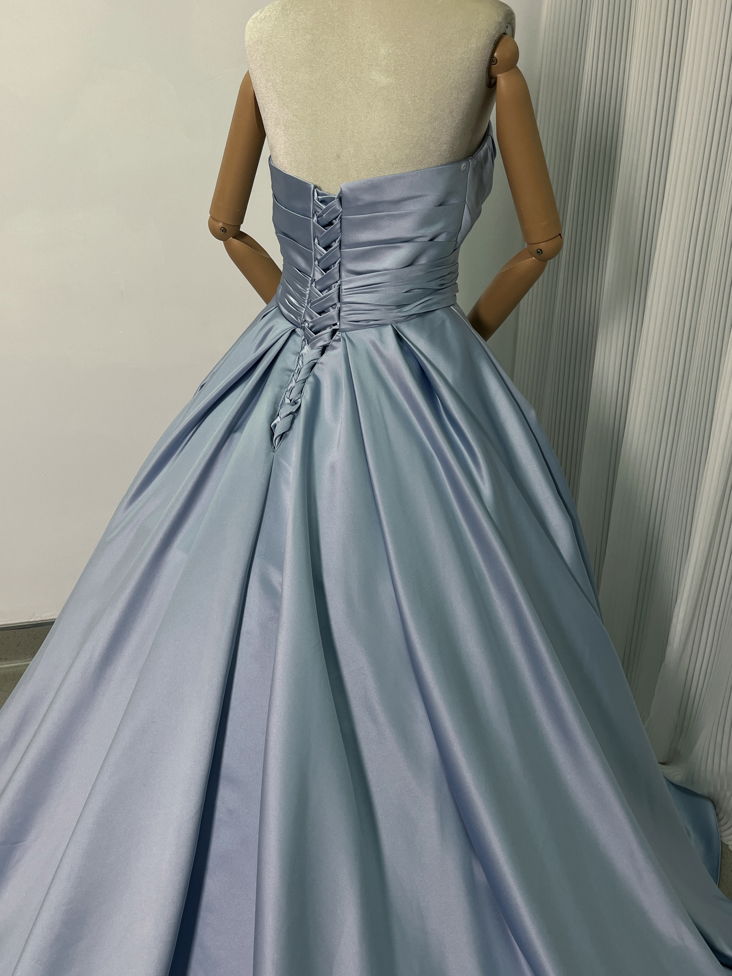 爽やかで優しいブルー カラードレス ベアトップ パフスリーブ Aライン バックリボン 光沢サテン 編み上げ 二次会 爽やかで優しいブルー カラードレス ベアトップ パフスリーブ Aライン バックリボン 光沢サテン 編み上げ 二次会