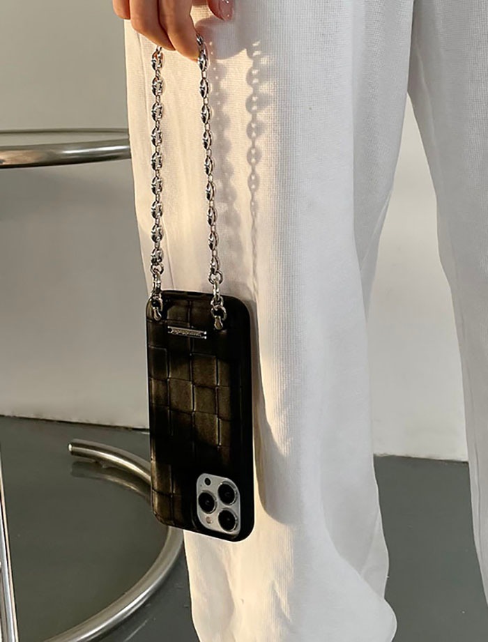 【レザー 編込み シルバーロゴプレートiPhoneケース】革 スマホケース 高級感 エレガント ロゴ ストリート カジュアル モード iPhone12 iPhone13 iPhone14 iPhone