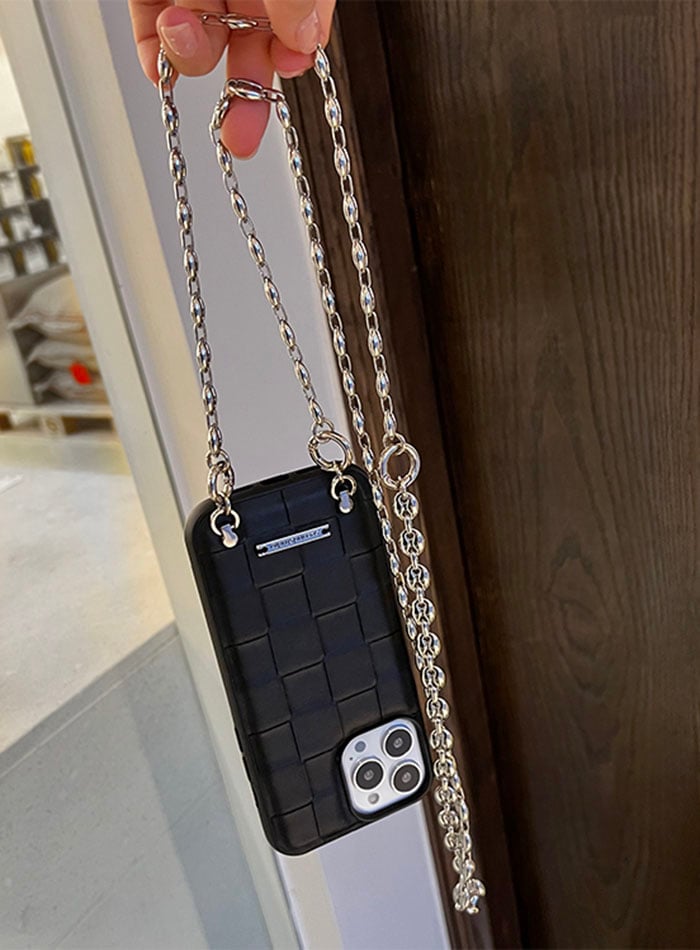 【レザー 編込み シルバーロゴプレートiPhoneケース】革 スマホケース 高級感 エレガント ロゴ ストリート カジュアル モード iPhone12 iPhone13 iPhone14 iPhone