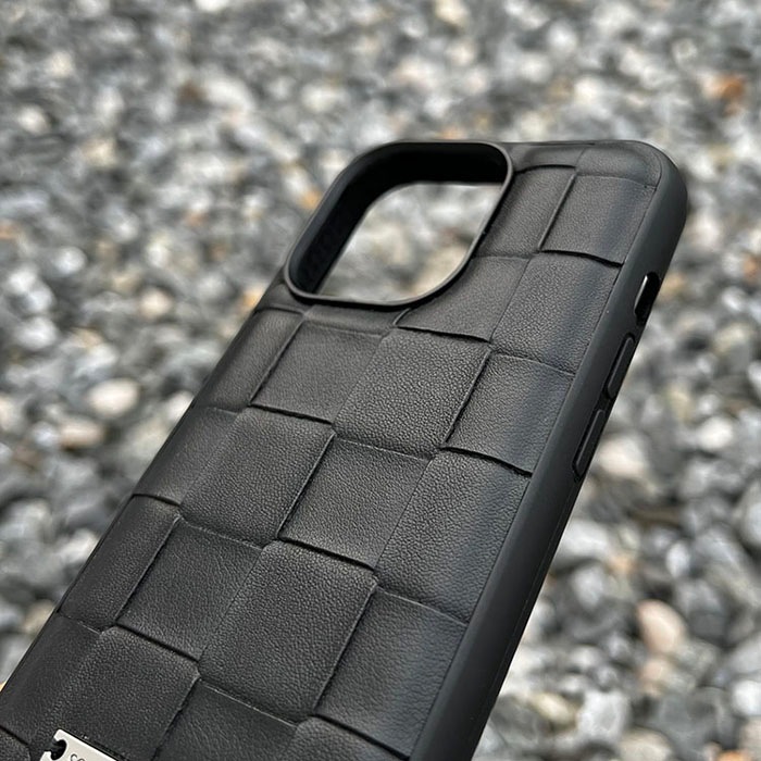 【レザー 編込み シルバーロゴプレートiPhoneケース】革 スマホケース 高級感 エレガント ロゴ ストリート カジュアル モード iPhone12 iPhone13 iPhone14 iPhone