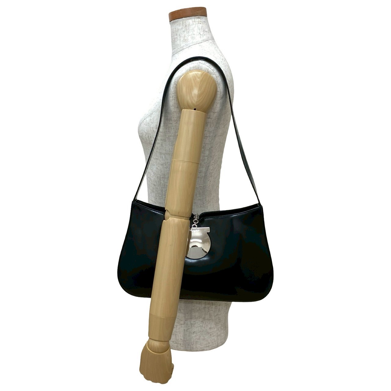 ガンチーニ ロゴ 金具ショルダーバッグ パテントレザー ブラック 17180 ガンチーニ ロゴ 金具ショルダーバッグ パテントレザー ブラック 17180