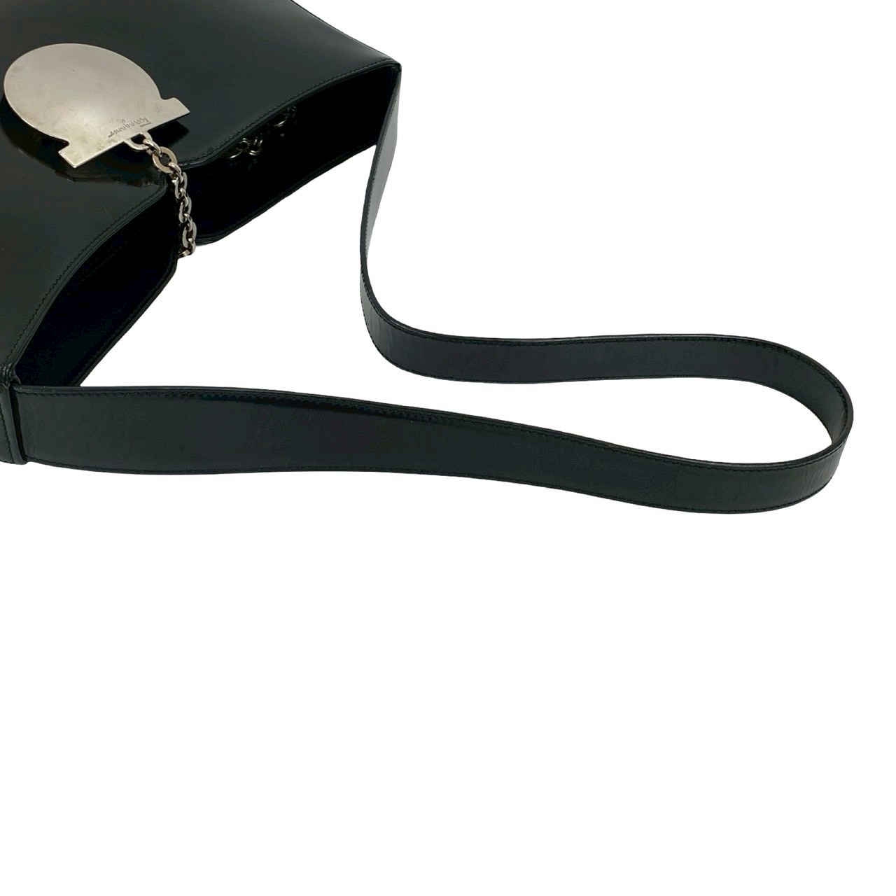 ガンチーニ ロゴ 金具ショルダーバッグ パテントレザー ブラック 17180 ガンチーニ ロゴ 金具ショルダーバッグ パテントレザー ブラック 17180