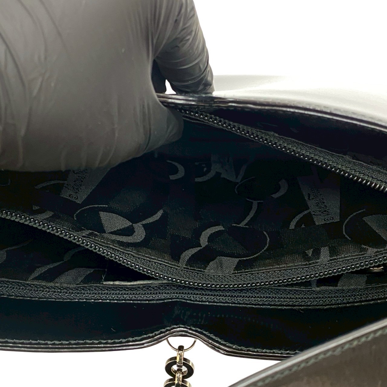 ガンチーニ ロゴ 金具ショルダーバッグ パテントレザー ブラック 17180 ガンチーニ ロゴ 金具ショルダーバッグ パテントレザー ブラック 17180