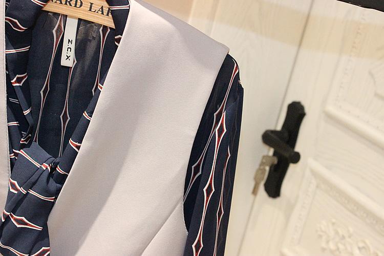 トップス 深Ｖベスト ミディアム丈 シームレス ノーカラー ノースリーブ ミディアム丈 ストレート ゆったり 無地 ゆったり 人気 おすすめ おしゃれ お洒落 激安 安い プチプラ lout