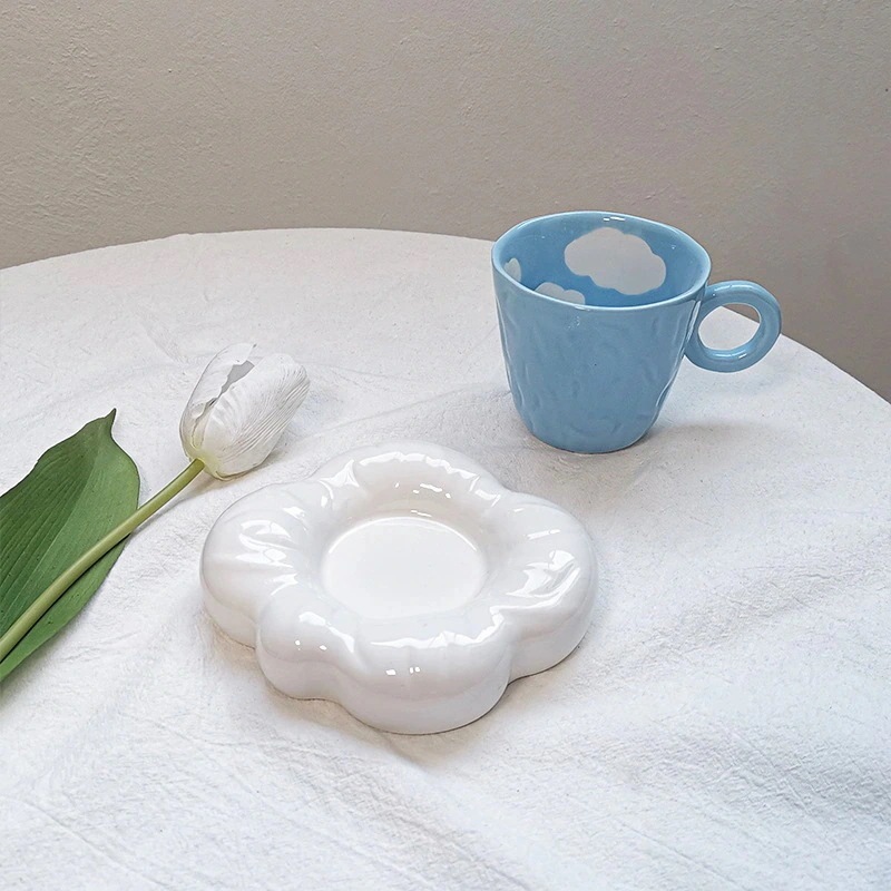 【1つ買うと10個無料】メガ割 の手描きのかわいい青い空の雲枕カップソーサーガールハートセラミックカップコーヒーカップ kanxia24043